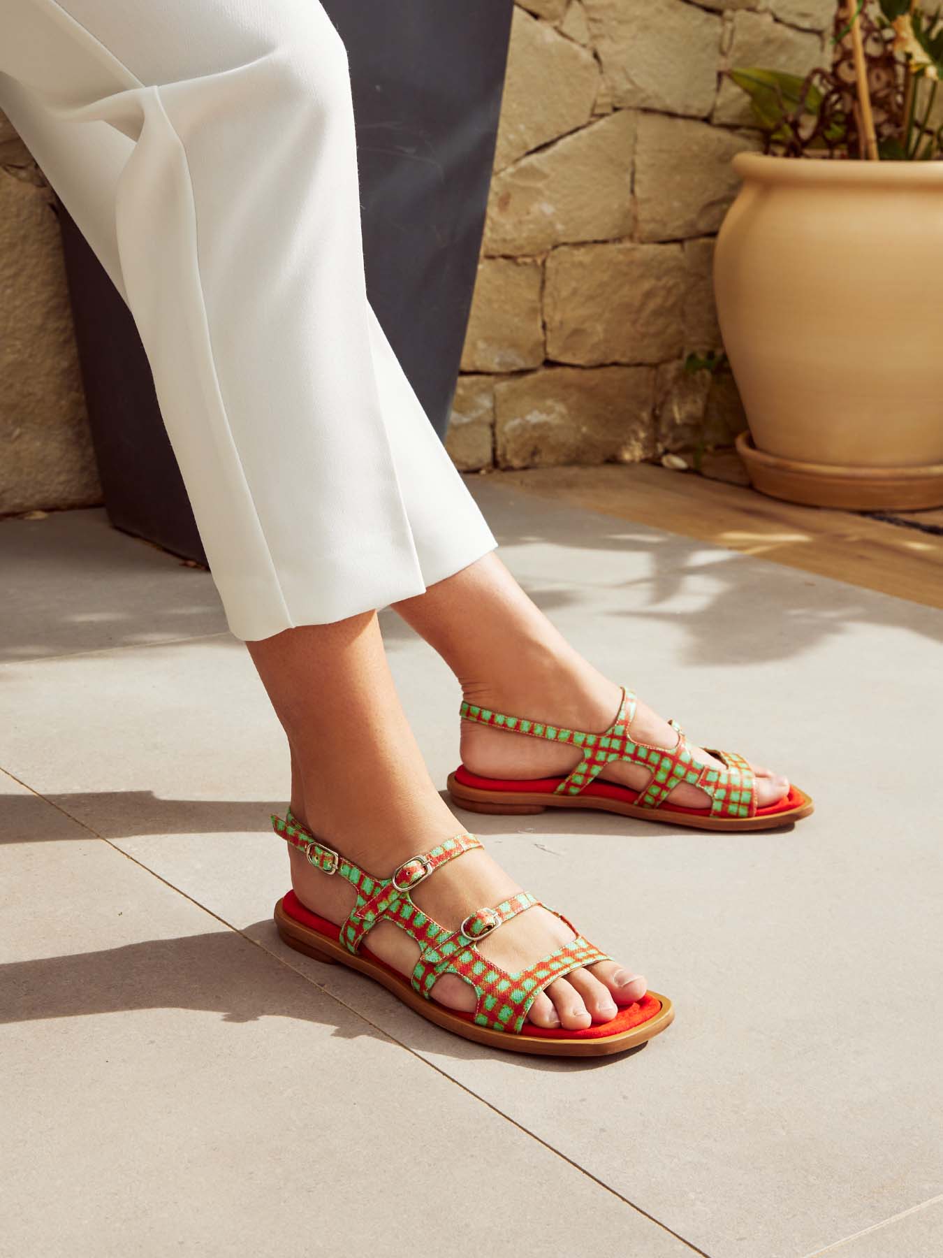 Women's low-heeled leather sandal. Nixie