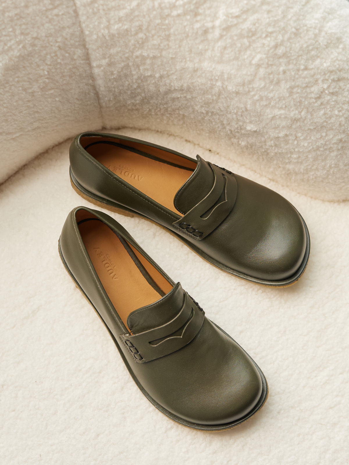 Scarpa da donna in pelle con tacco basso. Olive