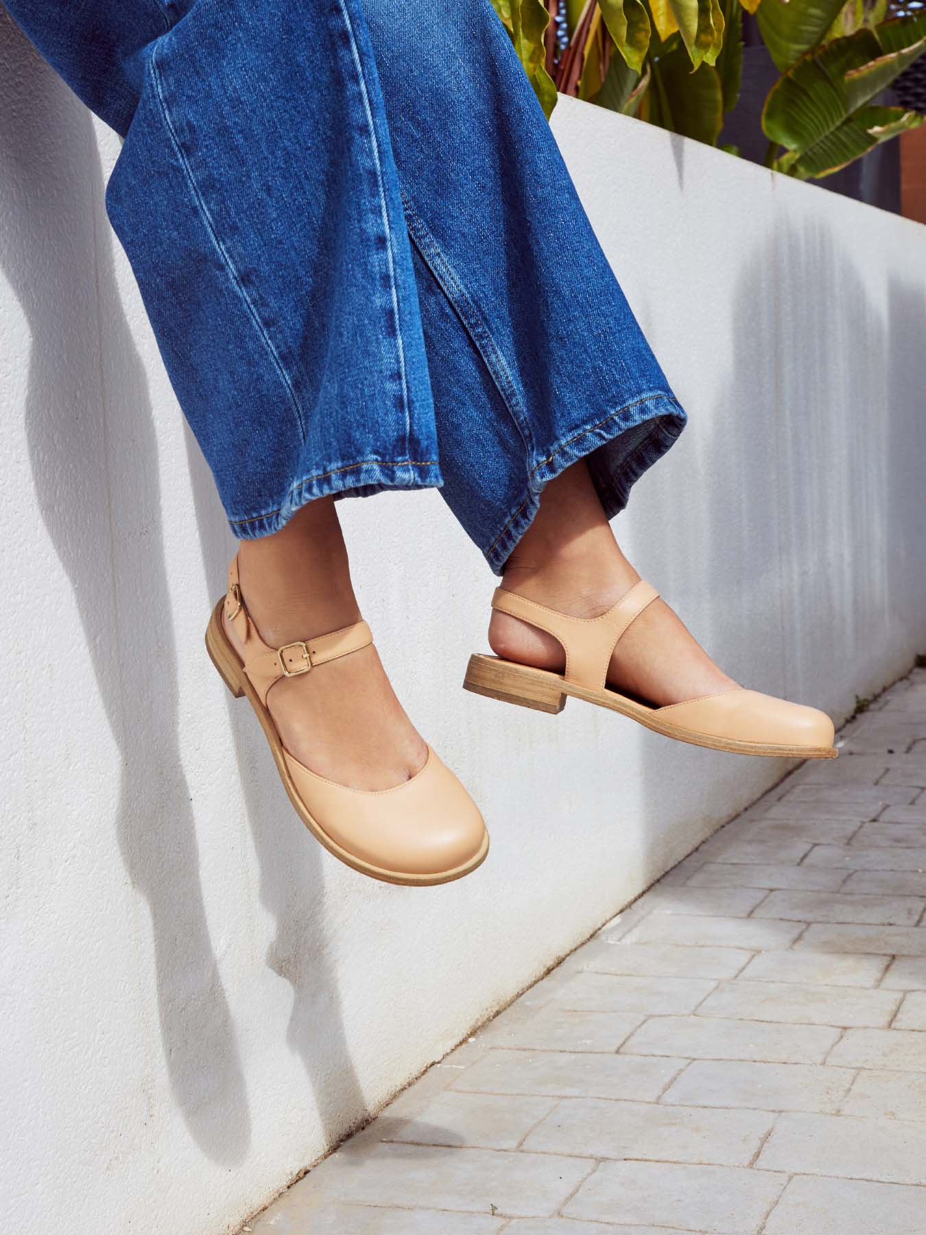 Women's low-heeled leather shoe. Nery
