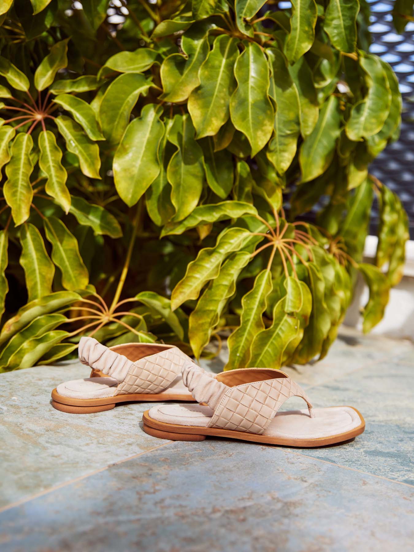 Women's leather sandal with low heel. Nebai