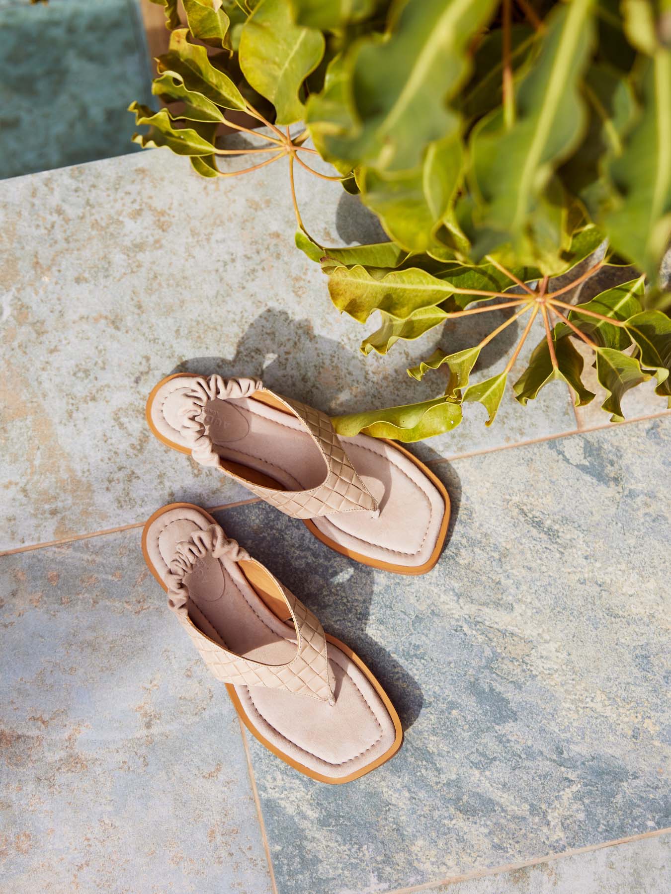 Women's leather sandal with low heel. Nebai