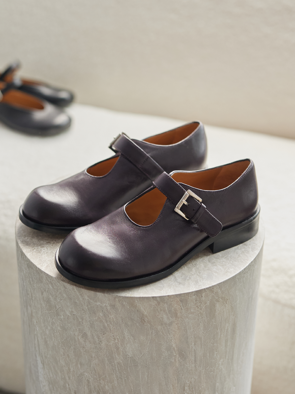 Scarpa da donna in pelle con tacco basso. Olaya