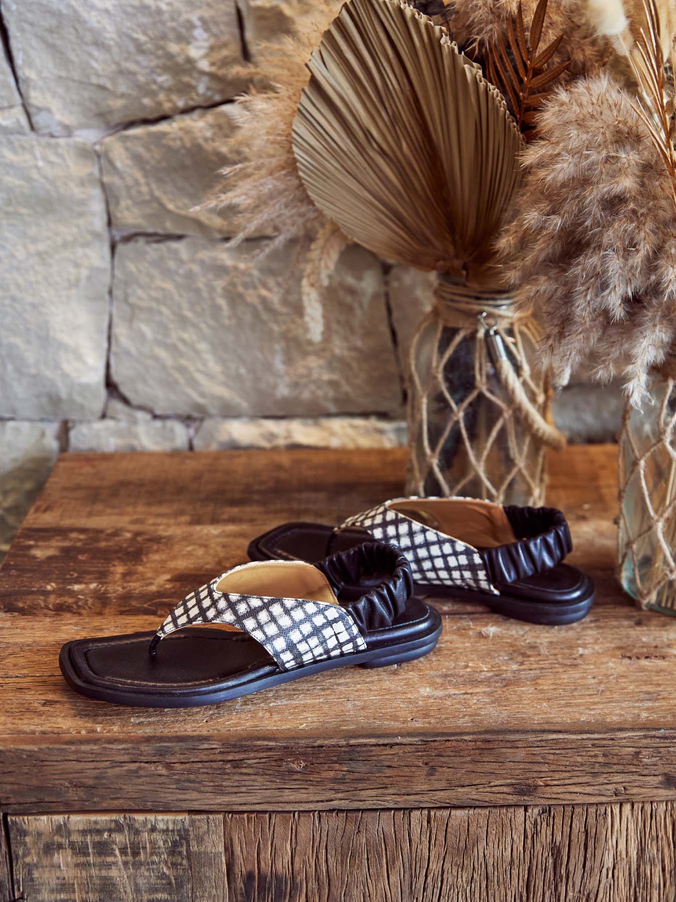 Women's leather sandal with low heel. Nadine
