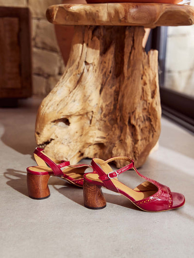 Women's leather sandal with a medium heel. Nurit.