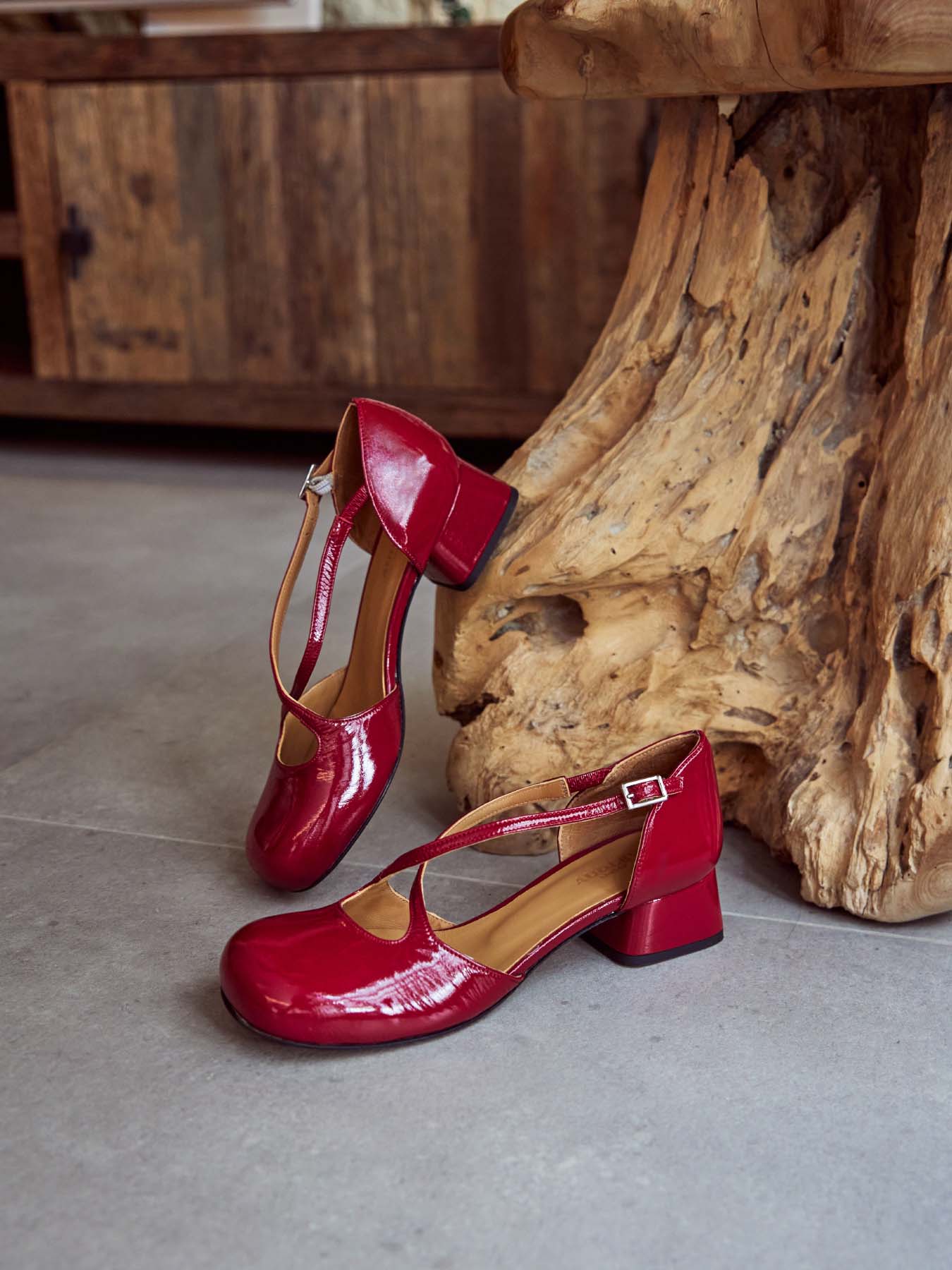 Zapato de mujer en piel con tacón bajo. Nory