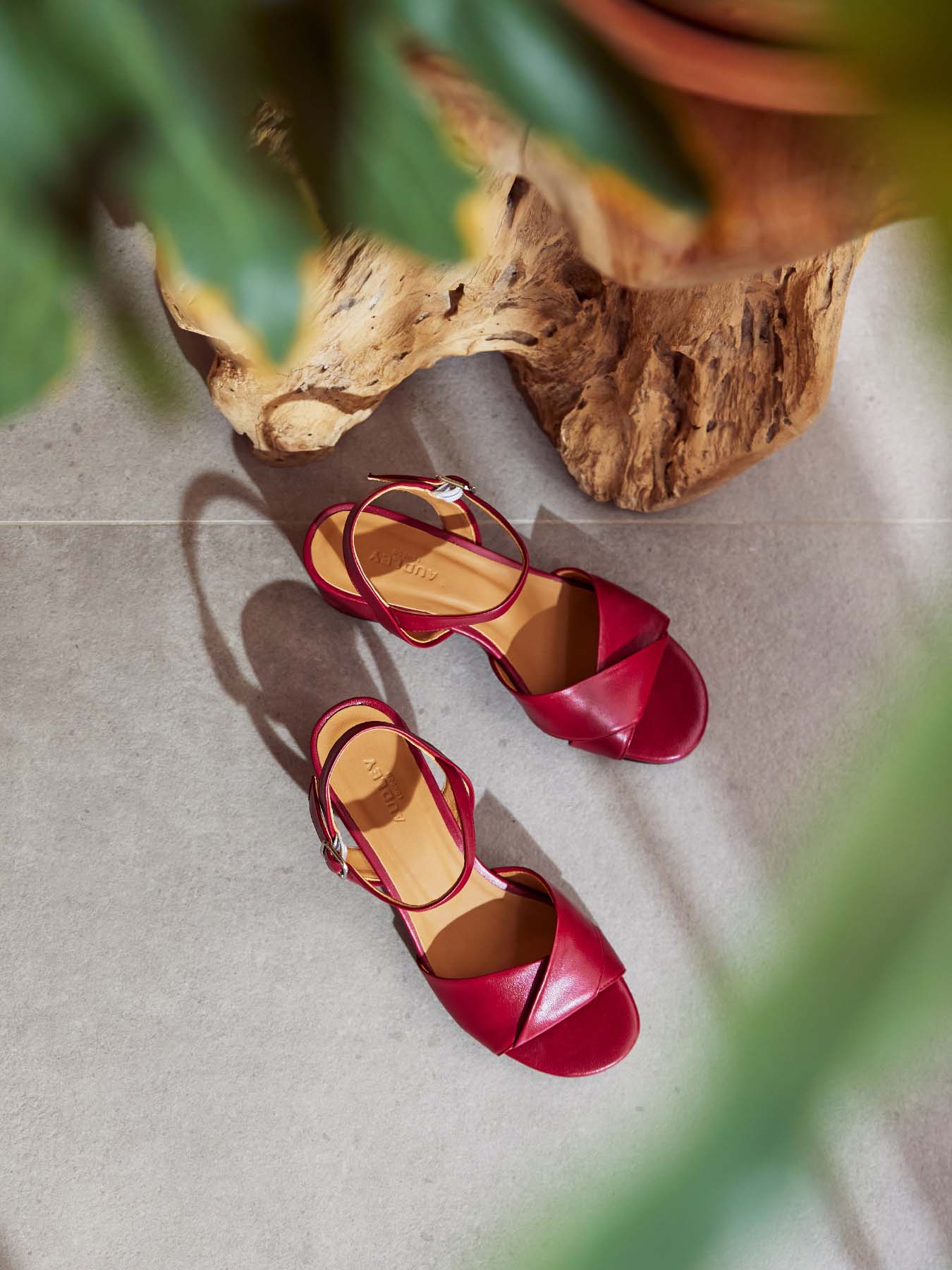 Women's leather sandal with medium heel. Natasha