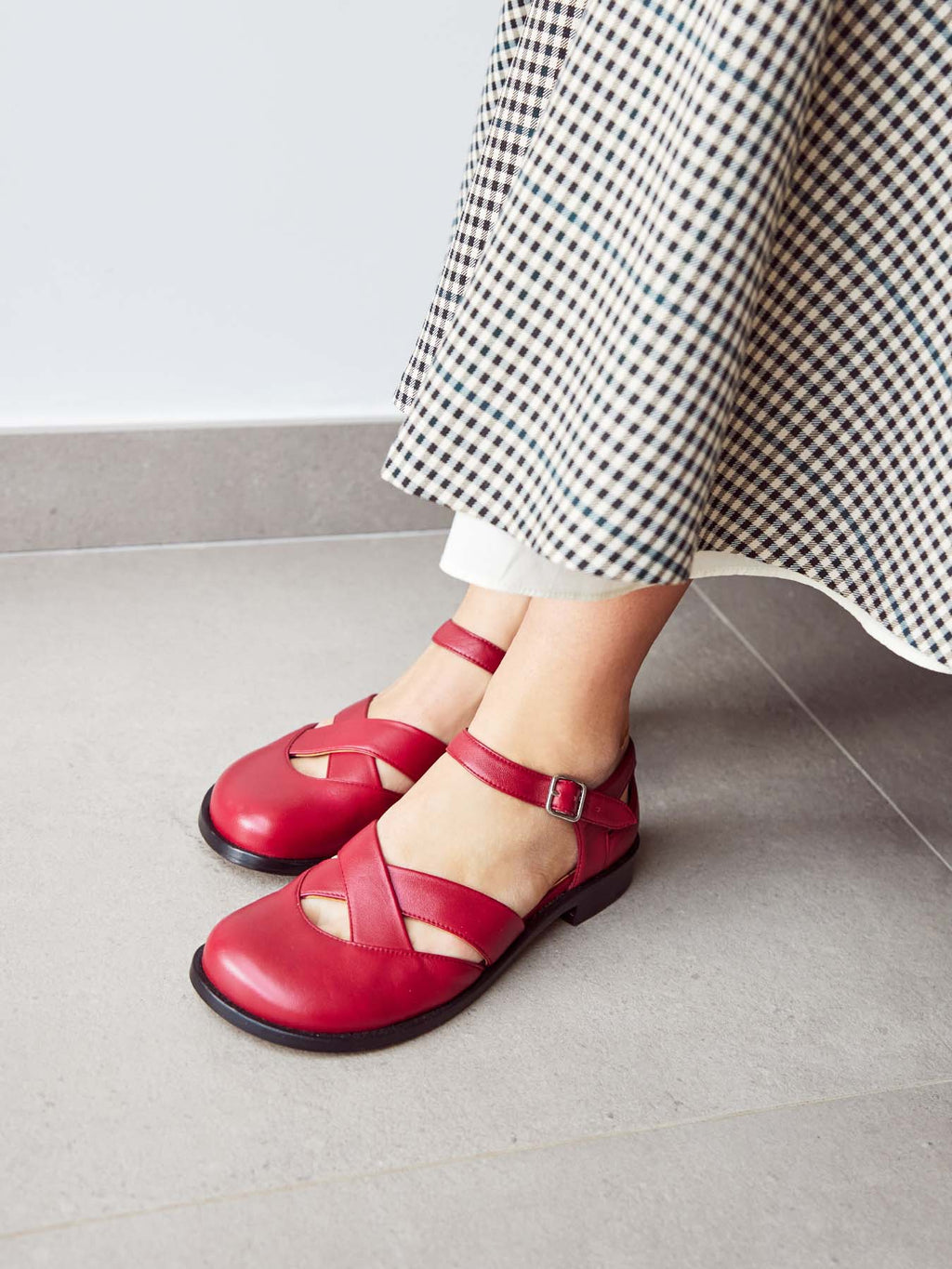 Women's leather shoe with a low heel. Nadia