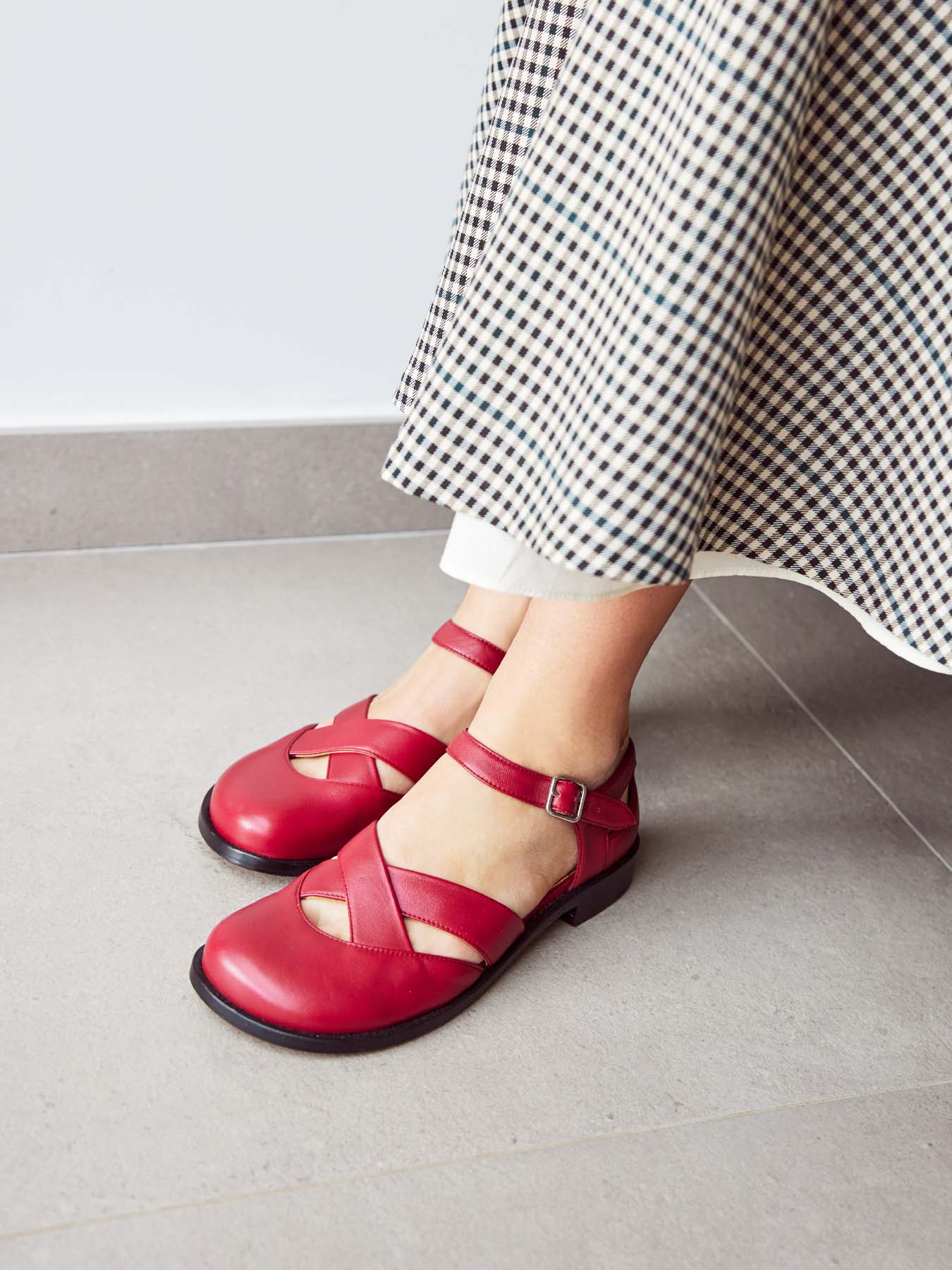 Zapato de mujer en piel con tacón bajo. Nadia