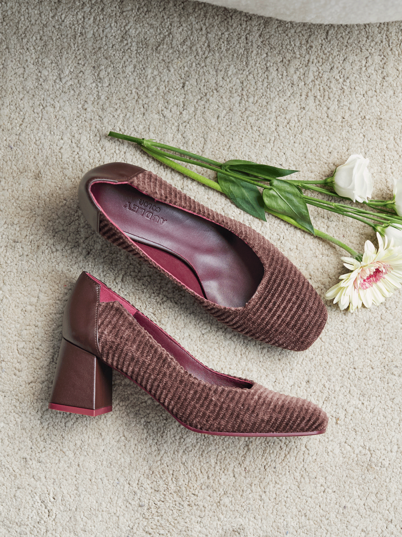 Scarpa da donna in pelle con tacco medio. Odile