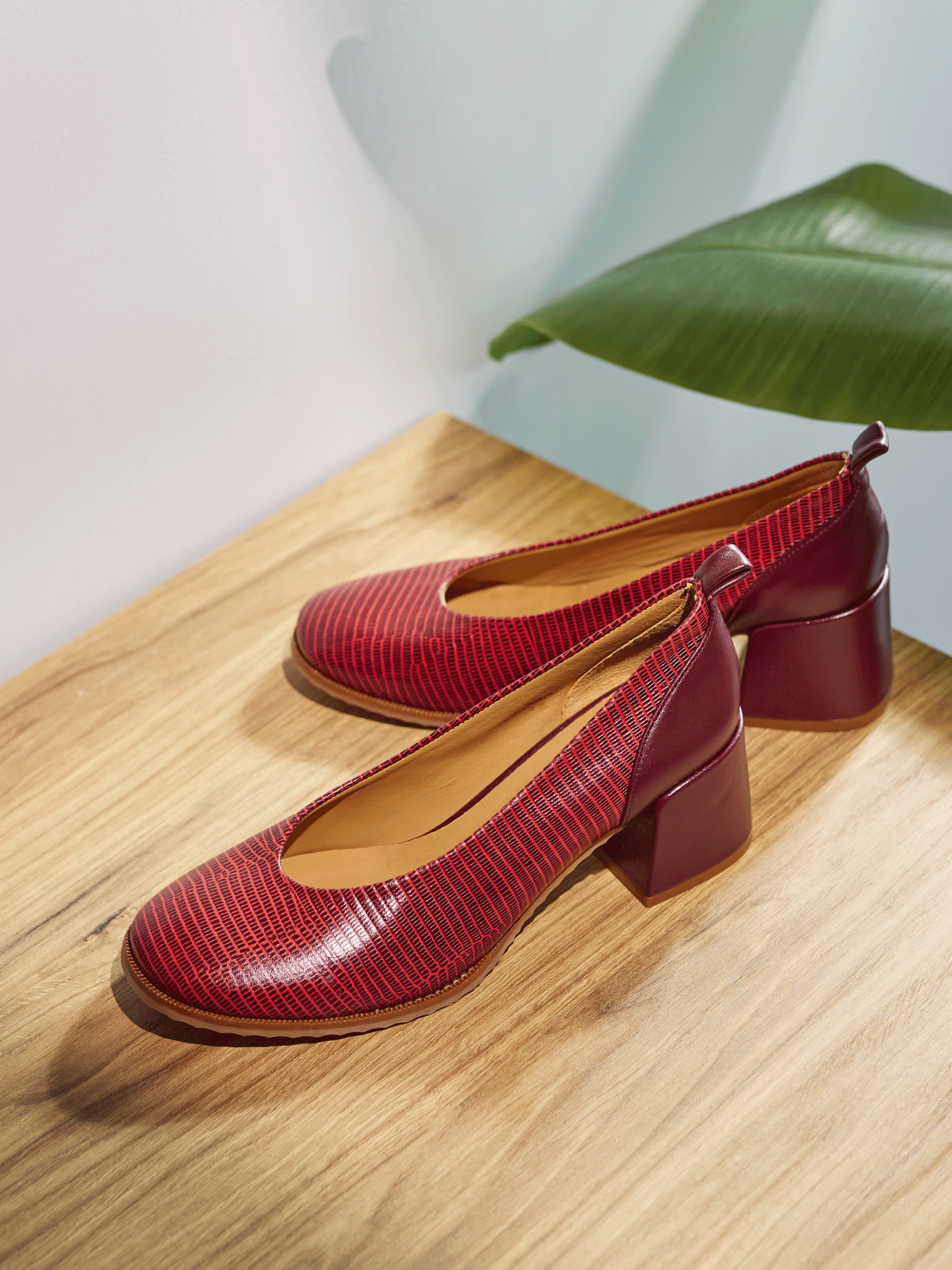 Scarpa da donna in pelle con tacco medio. Orlinda