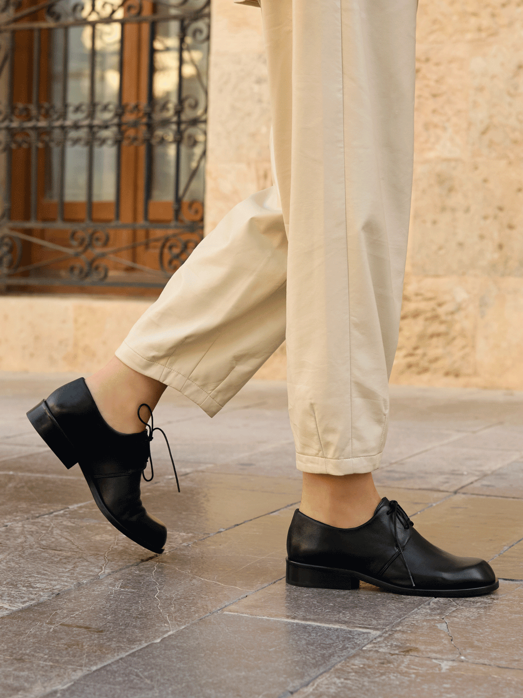 Zapato de mujer en piel con tacón bajo. Olwen